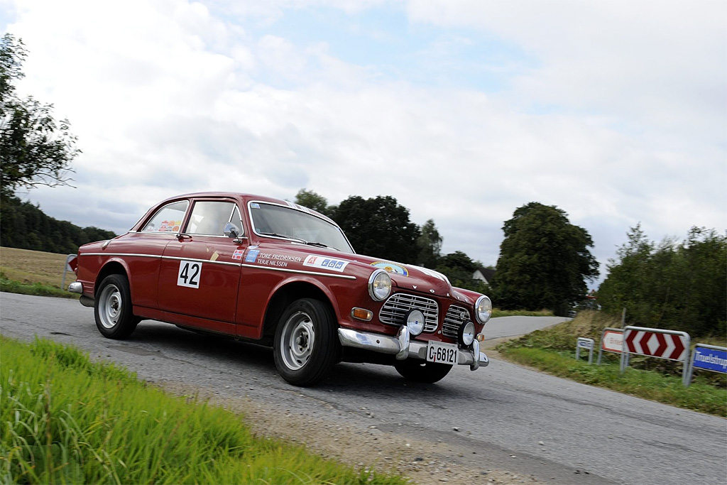 Nordmændene Terje Nilssen og Tore Fredriksen, sidstnævnte tidligere vinder af Rallye Monte-Carlo, fører Oresund Classic Rally i denne Volvo 121
(Foto: Michael Eisenberg)